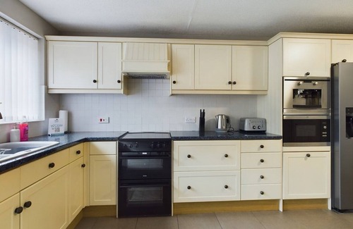 Macclesfield House | Thornton Lodge: Family-Friendly Stay with Breakfast Included