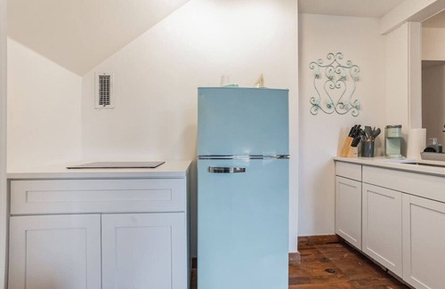 Cheyney Apartment | Cozy Thornton Studio with Kitchenette & Breakfast Included