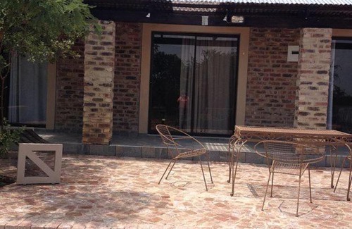 Potchefstroom Cabin | Comfortable Thorntree Lodge: Family-Friendly & Accessible