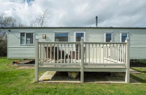 Cleethorpes Apartment | Discover Thorpe Park: Family and Pet-Friendly Retreat