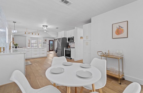Kyle House | Modern 3 Bedroom House with Pool Near Austin & Hill Country