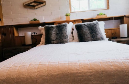 June Lake House | Thousand Island Two-Bedroom Suite (Unit 7) at Lake Front Cabins