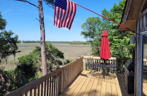 Edisto Island House | Scenic Retreat: Three Acres on the Water for Families