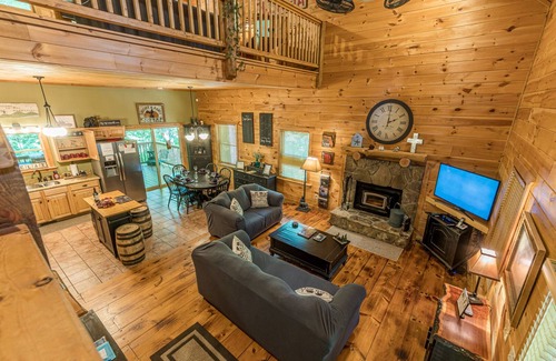 Sautee Nacoochee Cabin | Inviting Three Bears Cabin: Private Mountain Getaway with Spa