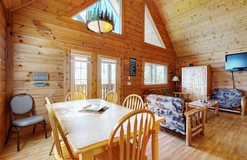 Warrens House | Family-Friendly Getaway at Three Bears Overlook - Upper
