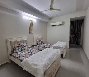 Hassan Abdal Apartment | Three Bed Attached Bath Netflix Wifi Smart TV Parking WFH Desk Near Airport