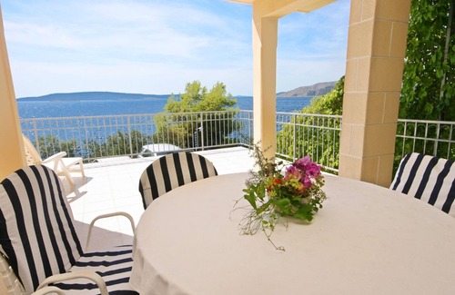 Okrug Donji Apartment | Family-Friendly Three Bedroom Apartment Steps from the Beach