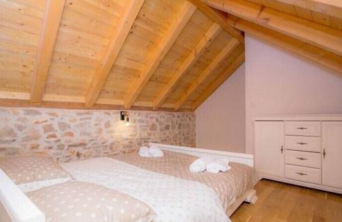 Primosten Apartment | Three-bedroom apartment in the countryside