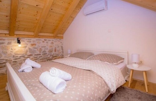 Primosten Apartment | Three-bedroom apartment in the countryside