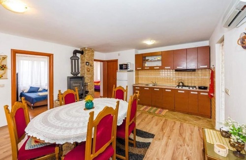 Lovinac Apartment | Spacious Three Bedroom Apartment with Terrace in Lovinac