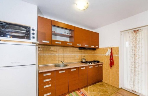 Lovinac Apartment | Spacious Three Bedroom Apartment with Terrace in Lovinac