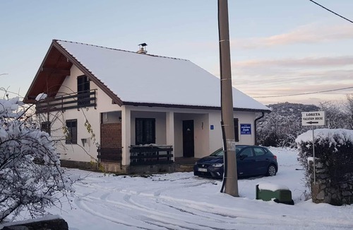 Lovinac Apartment | Spacious Three Bedroom Apartment with Terrace in Lovinac