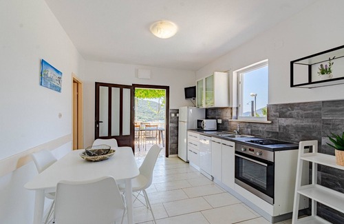 Cove Tri Zala (Zrnovo) Apartment | Stunning Three-Bedroom Apartment with Sea View in Tri Žala