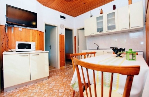 Prigradica Apartment | Relaxing Three-Bedroom Apartment Steps from Prigradica Beach