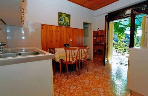 Prigradica Apartment | Relaxing Three-Bedroom Apartment Steps from Prigradica Beach