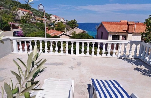 Prigradica Apartment | Relaxing Three-Bedroom Apartment Steps from Prigradica Beach