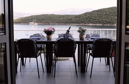 Cove Tri Zala (Zrnovo) Apartment | Beachside Three Bedroom Apartment in Korčula - 10/10 Rating