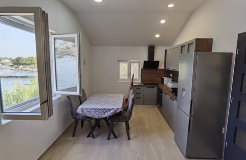 Batalaza Apartment | Beautiful Three-Bedroom Apartment Steps from Ugljan Beach