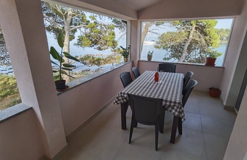 Batalaza Apartment | Beautiful Three-Bedroom Apartment Steps from Ugljan Beach