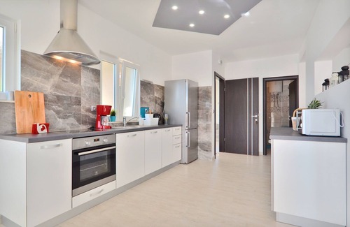 Prizba Apartment | Ideal Three Bedroom Apartment Steps from Prižba Beach