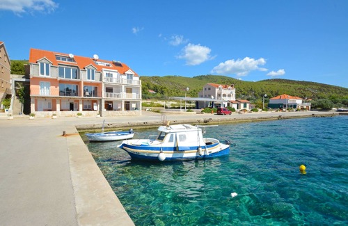 Prizba Apartment | Ideal Three Bedroom Apartment Steps from Prižba Beach
