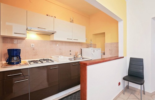 Vrsar Apartment | Cozy Three Bedroom Apartment with Balcony in Vrsar