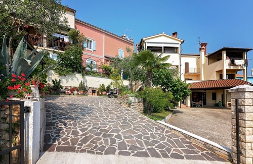 Vrsar Apartment | Cozy Three Bedroom Apartment with Balcony in Vrsar