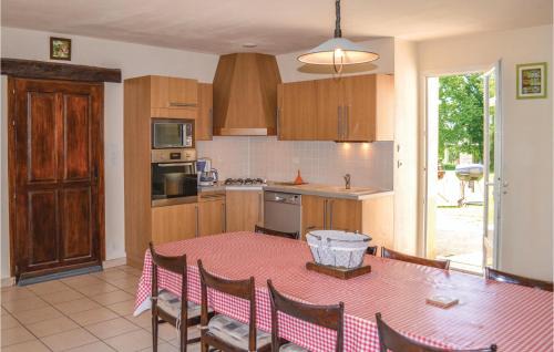 Montfaucon House | Budget-Friendly 3 Bedroom Home in Montfaucon for Families