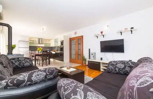Primorski Dolac House | Three Bedroom Holiday Home