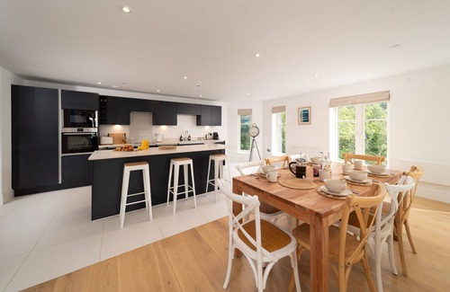 Lynmouth Apartment | Three bedroom pet friendly holiday apartment sleeping 6 in Lynmouth, boasting stunning sea views