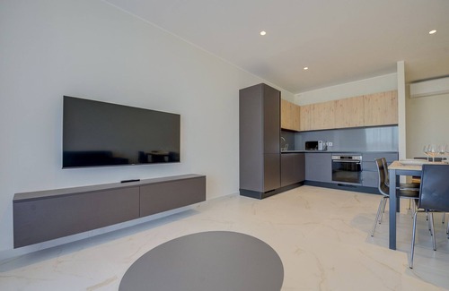 St. Andrew's Apartment | Spacious Three Bedroom Suite with Kitchen & Family Amenities