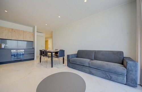St. Andrew's Apartment | Spacious Three Bedroom Suite with Relaxing Jacuzzi