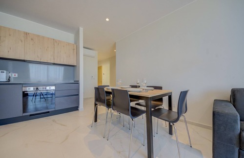 St. Andrew's Apartment | Spacious Three Bedroom Suite with Relaxing Jacuzzi