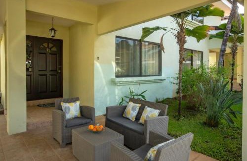 Coco House | Inviting Three Bedroom Townhome with Pool for Family Fun