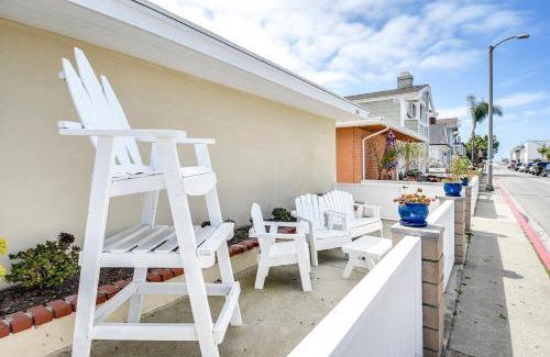 West Newport House | Beachside Three Bedroom Home with Patio and Breakfast
