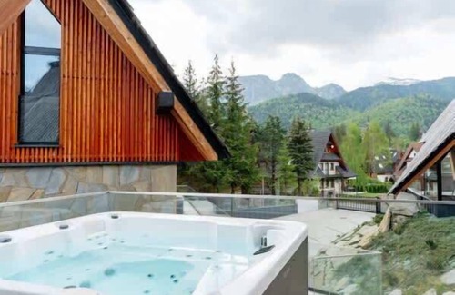 Koscielisko House | Inviting Three-Bedroom Villa with Hot Tub & Spa Amenities