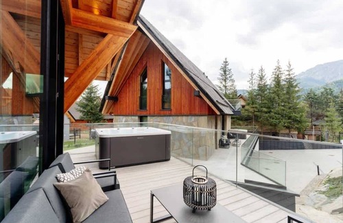 Koscielisko House | Inviting Three-Bedroom Villa with Hot Tub & Spa Amenities