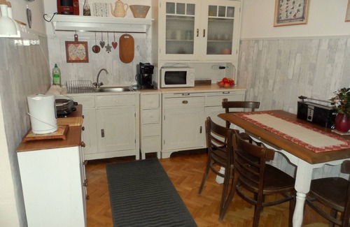 Lagymanyos Apartment | Spacious Three-Bedroom Retreat in Buda with WiFi & AC