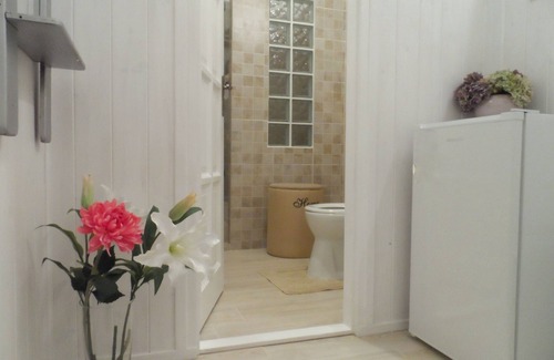 Lagymanyos Apartment | Spacious Three-Bedroom Retreat in Buda with WiFi & AC