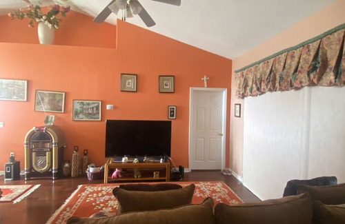 St. Cloud House | Relaxing Three-Bedroom Retreat with Ocean View & Kitchen