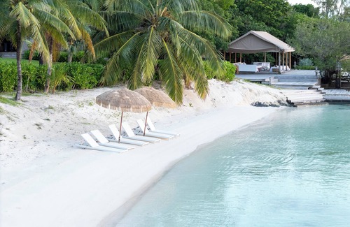 Dunmore Town Villa | Three Bees Estate: Private Beachfront Retreat with Full Staff