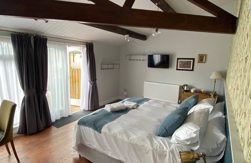 Newport Bed & Breakfast | Guest Rated: Three Bishops Inn with Family-Friendly Dining