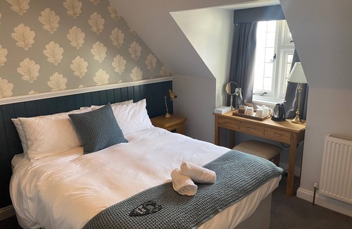 Newport Bed & Breakfast | Guest Rated: Three Bishops Inn with Family-Friendly Dining