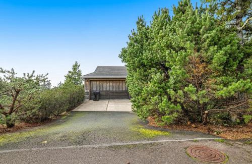 Oceanside House | Pet-Friendly Three Capes Bungalow with 9.3/10 Rating