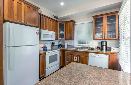 The Meadows Condo | Inviting Old Town Condo Getaway with Pool and Hot Tub