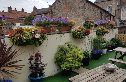 Bedale Hotel | Three Coopers: Family-Friendly Retreat with Pool & Breakfast