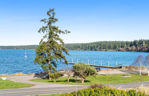Freeland House | Pet-Friendly Retreat at Three Eagles On Whidbey Island