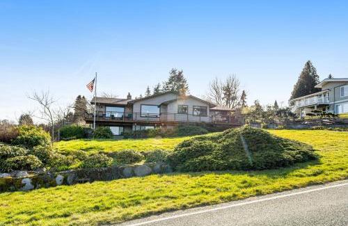 Freeland House | Pet-Friendly Retreat at Three Eagles On Whidbey Island