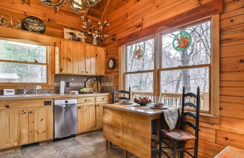 Hidden Lake House | Experience Three Loves Cabin: Pet-Friendly Retreat in GA