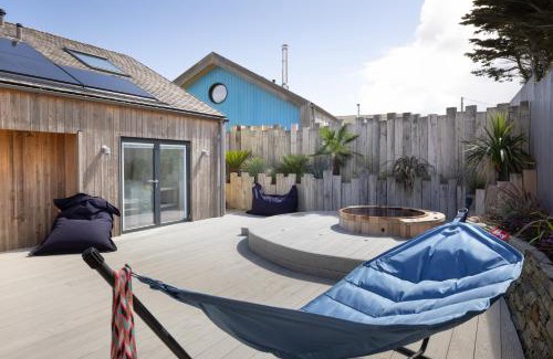 Gwithian Apartment | Experience Three Mile Beach: 4-Star Oceanfront Retreat